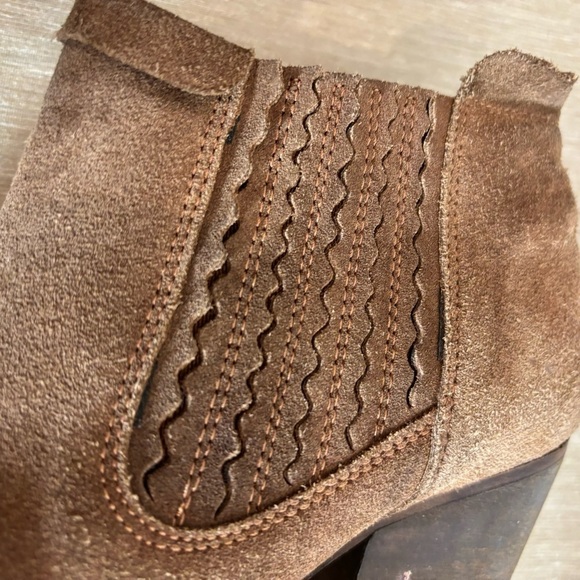 LEVI’S Sz 6.5 Chelsea Western Style Slip On Stacked Heel Suede Almond Toe Boots - Picture 5 of 14